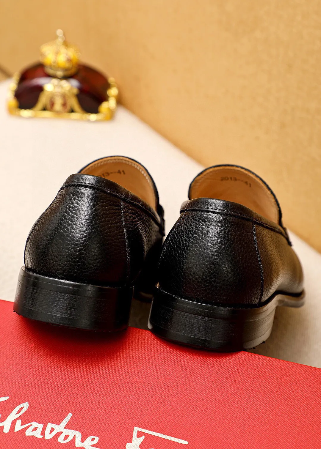 Men's shoes 💰460 💐 Product trademark: Ferragamo "Ferragamo" casual leather shoes Regular size: 38-44 (45🉑️customized) Product materials: Selected imported first-layer pebbled calfskin upper + luxury hardware buckle, imported water-dyed cow leather lining. Strong three-dimensional visual effect, original combination outsole Color: 2⃣️colors available